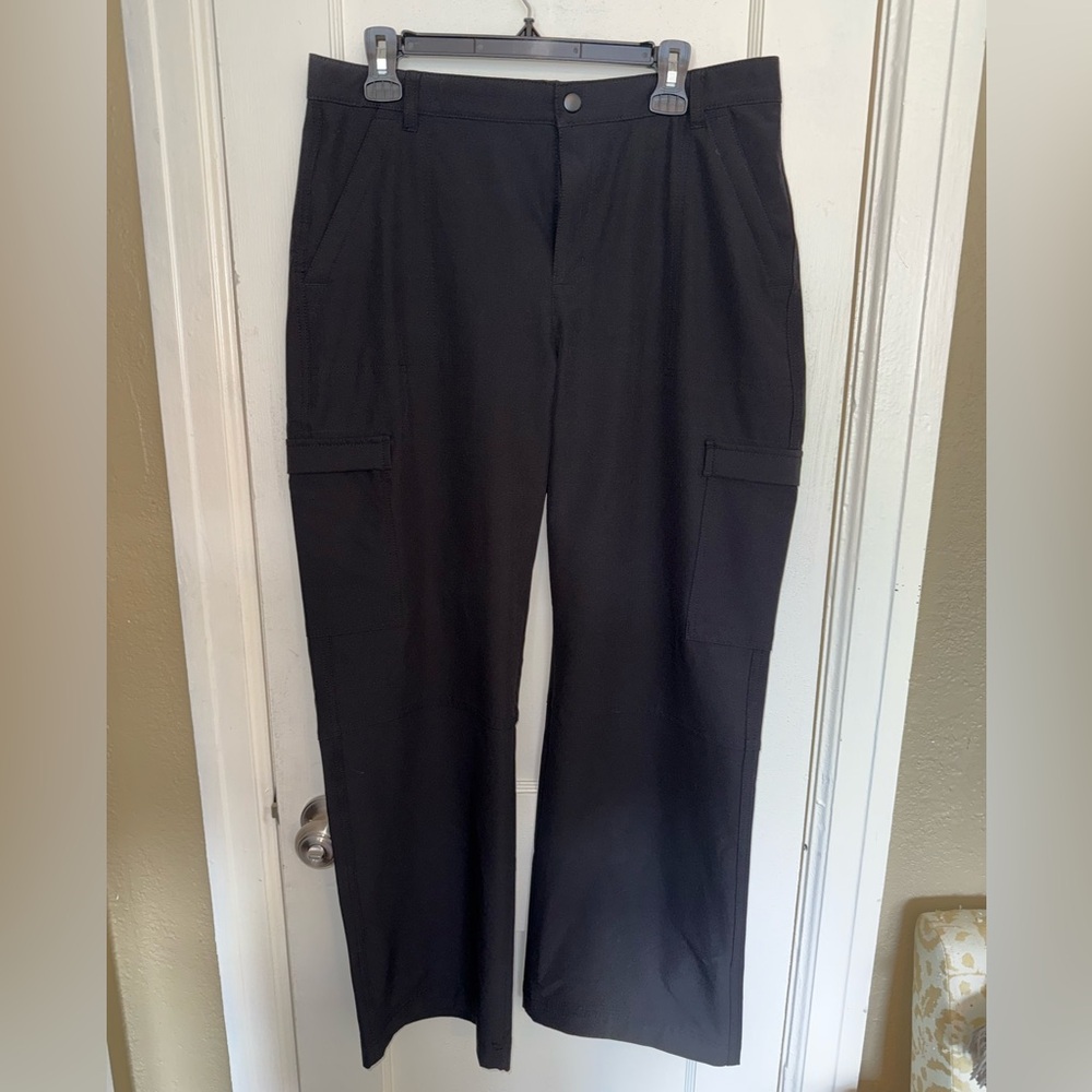 Old Navy Women’s Black Cargo Dress Pants. Great condition. Size L Petite